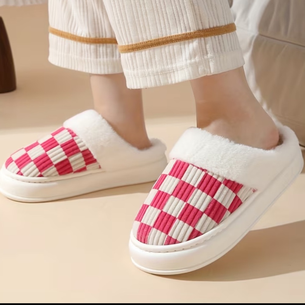 Women’s Pink and White Checkered Slippers Plush Thick-Soled Size 6.5-7 NWT - Picture 3 of 3